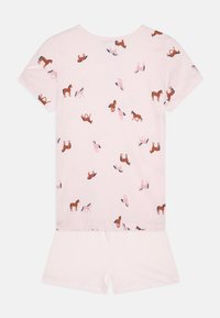 Conjunto de pijama de dos piezas en color rosa, hecho de algodón suave, con un estampado de varios caballos. Mangas cortas y pantalones cortos de corte relajado.