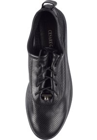 Schwarzer Lederschuh mit einem durchbrochenen Design, Schnürsenkeln und einem kleinen metallischen Akzent. Strukturierte Oberfläche und runde Zehen.