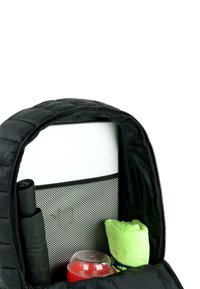 Mochila negra acolchada con apertura con cremallera, que cuenta con un bolsillo de malla. Dentro hay una botella oscura, una toalla verde y un recipiente rojo.