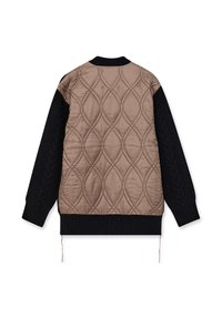 Giacca trapuntata con corpo in nylon marrone e maniche in maglia nera. Presenta un colletto a coste e una vita a coste, con un motivo testurizzato sul retro.