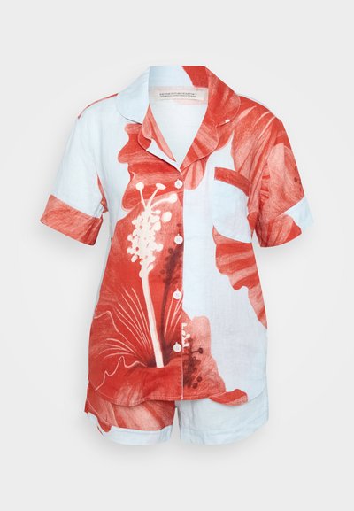 Σέτ πιτζάμας με λουλούδια σε ανοιχτό μπλε λινό με μεγάλες κόκκινες εκτυπώσεις λουλουδιών. Το κοντομάνικο πουκάμισο διαθέτει γιακά με άνοιγμα και μία τσέπη στο στήθος.