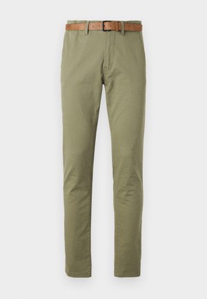 Oliivrohelised puuvillased püksid sirge jala lõikega, pruuni nahkvöödiga ja siledast tekstuurist. Lihtsad ees olevad taskud.