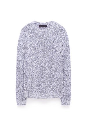 Pull en maille à manches longues avec un motif moucheté bleu et blanc et un col rond, posé à plat sur un fond blanc.