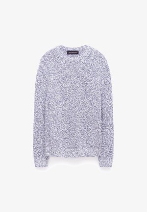 Pull en maille à manches longues avec un motif moucheté bleu et blanc et un col rond, posé à plat sur un fond blanc.