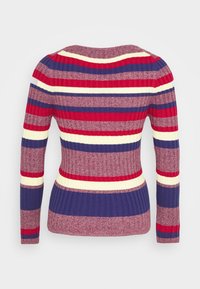 Pull à manches longues côtelé avec des rayures horizontales rouges, crème et bleu marine. Confectionné dans un matériau doux avec des épaules structurées.