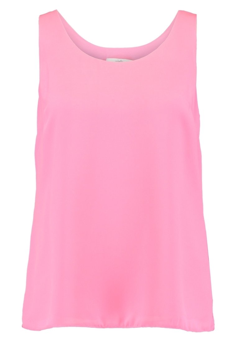 Top sin mangas de color rosa, hecho de una tela suave, con un escote redondo y un corte holgado. Diseño simple sin patrones ni adornos.