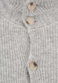 Szary sweter z dzianiny z prążkowaną teksturą, trzema dużymi guzikami w jasnym odcieniu i wysokim kołnierzem.
