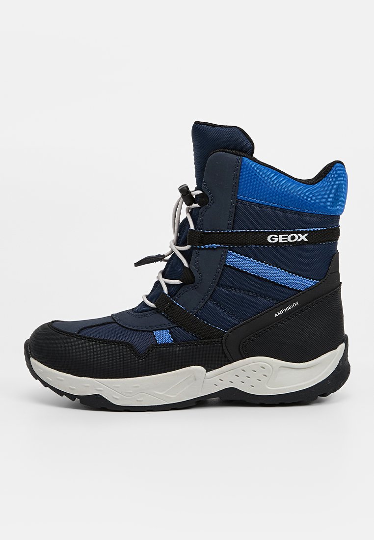 Botte étanche bleu marine avec semelle en caoutchouc noire, accents gris clair et tige en textile avec des rayures bleues et des lacets gris.