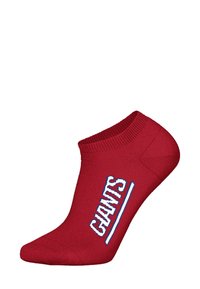Czerwona stopka wykonana z bawełnianej mieszanki, z napisem "GIANTS" w białym kolorze obramowanym na niebiesko po boku. Gładka faktura, minimalistyczny design.