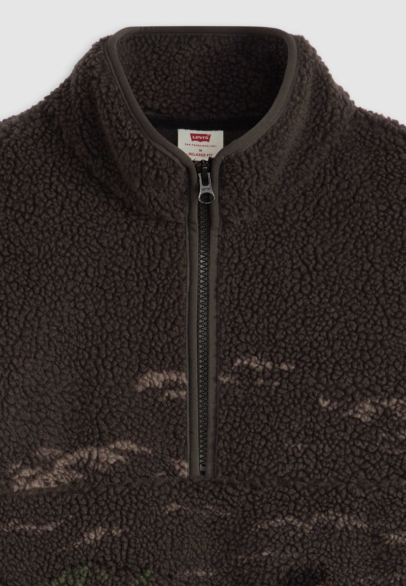 Dunkelbrauner Fleece-Pullover mit Stehkragen und schwarzem halben Reißverschluss auf der Vorderseite.