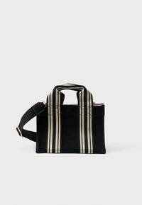 Borsa tote nera in tela con doppi manici superiori e una tracolla a strisce staccabile. Presenta strisce di colore beige contrastante sui lati.