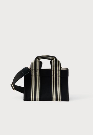 Saco tote em canvas preto com alças superiores duplas e uma alça de ombro removível em padrão listrado. Apresenta listras em tom bege contrastantes nas laterais.