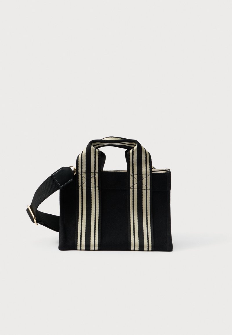 Borsa tote nera in tela con doppi manici superiori e una tracolla a strisce staccabile. Presenta strisce di colore beige contrastante sui lati.