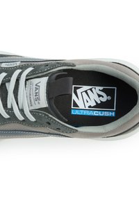 Grå Vans Ultracush sneakers med ovandel i mocka och mesh, kontrasterande vita snören och en vadderad krage. Logotypen syns på tungan och innersulan.