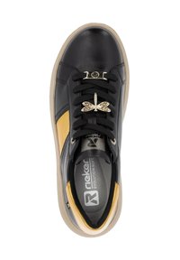 Baskets en cuir noir avec des accents dorés, bout rond, design à lacets, panneau latéral texturé et détail décoratif de libellule sur les lacets.