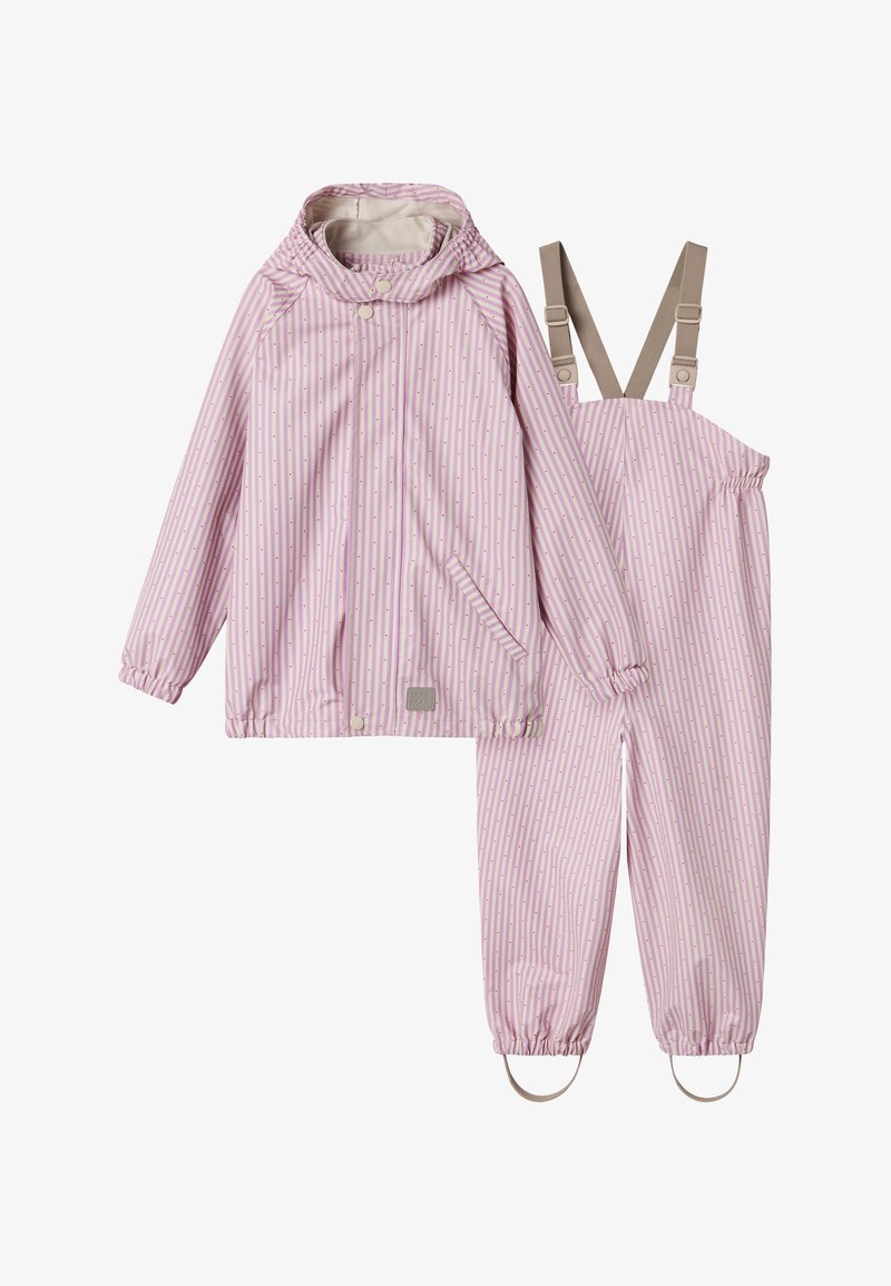 Roze-wit gestreept regenjack voor kinderen met capuchon en bijpassende waterdichte broek met beige verstelbare banden en elastische manchetten.
