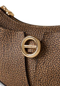 Borsa a tracolla in pelle marrone con texture, dotata di chiusura circolare dorata incisa "BORBONESE" e zip superiore visibile con tirante dorato.