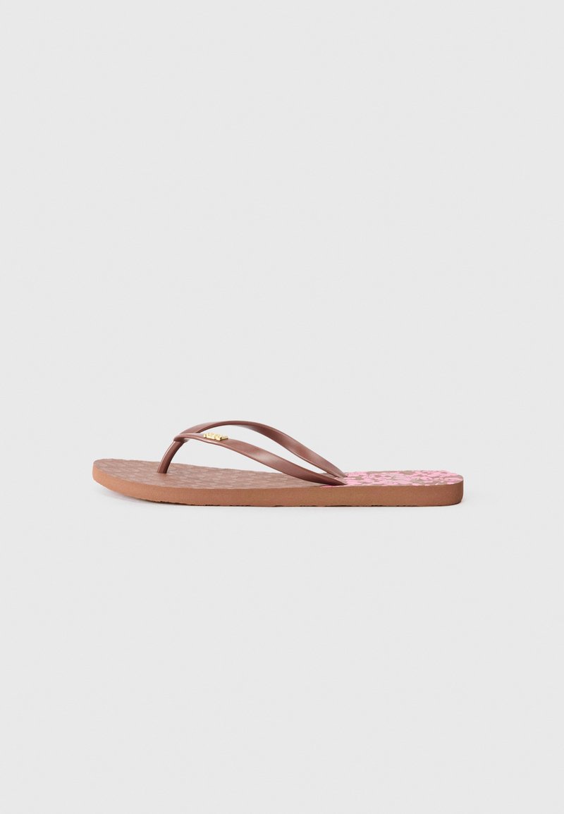 Tongs en caoutchouc marron avec des fines lanières et une semelle texturée rose. Présente un petit accent doré sur la lanière.