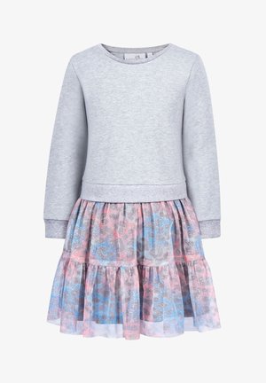 Graues Sweatshirt-Oberteil mit rundem Ausschnitt, kombiniert mit einem schichtweisen, glitzernden Rock im pink- und blauen Leopardenmuster.