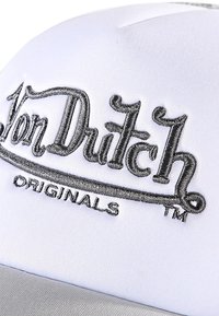 Casquette de baseball blanche avec un logo de marque brodé en gris "Von Dutch" et "ORIGINALS" en dessous. Tissu lisse avec un design structuré.