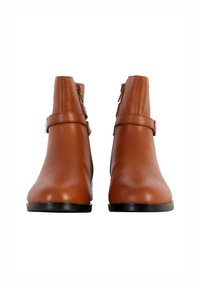 Bruine leren enkelboots met een gladde afwerking, zij-ritsen en asymmetrische riemen. Voorzien van een lage, stevige zwarte zool.