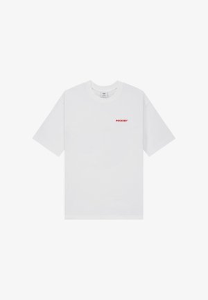 Wit T-shirt met korte mouwen, een ronde hals en kleine rode "POCKIES" tekst op de linkerborst.