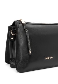 Bolso de cuero negro con acabado texturizado, herrajes dorados y un acento trenzado en la correa. Cuenta con cierre de cremallera y detalle del logo.
