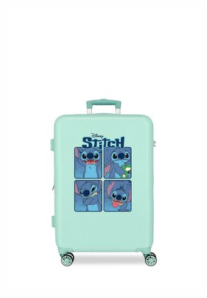 Maleta azul claro con cuatro paneles que muestran diferentes expresiones de Stitch de Disney, sosteniendo un pequeño muñeco de rana verde.