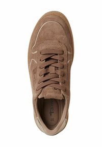 Sneaker in suede marrone con tomaia testurizzata, punta tonda e lacci piatti. Accentuato da dettagli marrone chiaro e suola in gomma. Taglia 37.