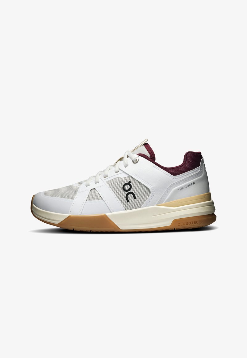 Baskets blanches de sport avec semelle beige, dessus en mesh, col bordeaux, logo "On" noir sur le côté et texte "THE ROGER" près du talon.