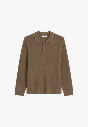 Polo en tricot marron à manches longues avec col et patte à deux boutons. Caractérisé par une texture côtelée et des détails aux épaules.