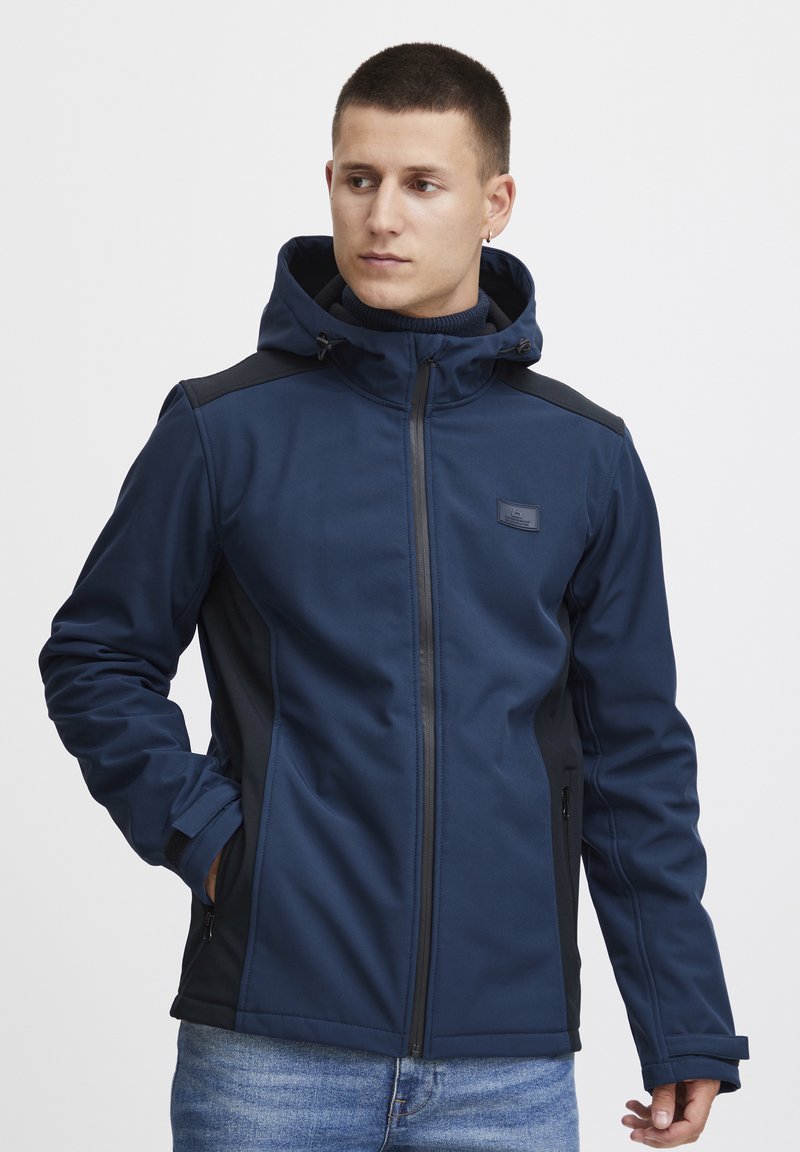 Jūras spēku mīksta pārvalka jaka ar melniem akcentiem, ar rāvējslēdzēju priekšā, regulējamu kapuci, sānu kabatām un šauru piegriezumu. Uz krūšu ir logotipa uzšuvums.