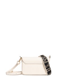 Borsa a tracolla bianca in pelle con finitura testurizzata, dotata di una tracolla nera con logo e dettagli in oro. Forma rettangolare compatta.