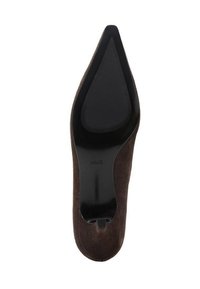 Escarpin en daim marron avec un design épuré, doté d'une semelle en caoutchouc noir avec une texture antidérapante et d'un léger aiguillon à l'avant.