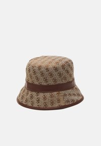 Chapeau seau à motifs marron fabriqué en tissu texturé avec un bandeau en cuir marron. Il présente un dessus arrondi et un large bord flexible.