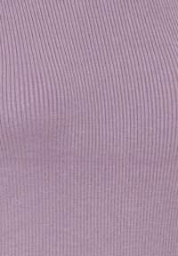 Ribbade tyger topp i ljus lavendel med en mjuk textur. Har vertikala linjer som skapar en åtsittande utseende utan synliga sömmar.