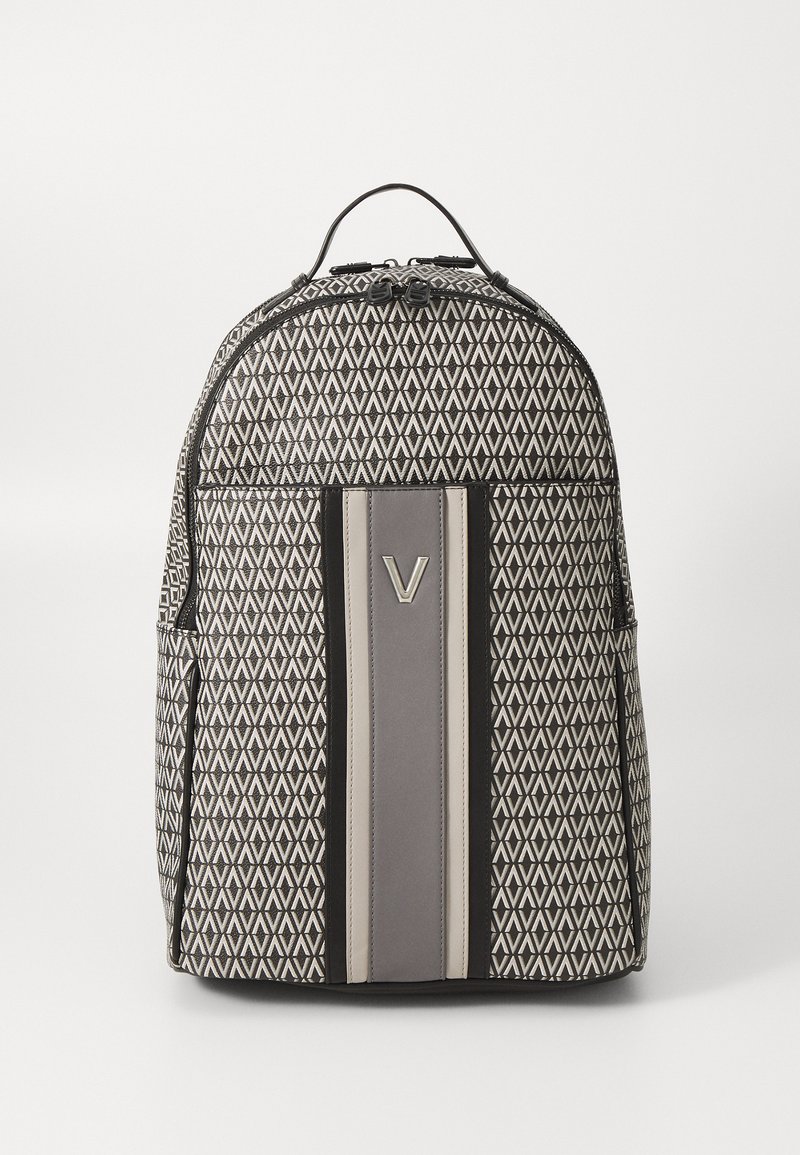 Pravougaona torba za leđa napravljena od uzorčanog crnog i bijelog materijala, sivo prugom i "V" logotipom te crnim detaljima.