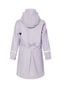 Svetlofialový nepremokavý plášť do dažďa s kapucňou, sťahovacím pásom v páse, detailom mašle na chrbte a reflexnými pruhmi na rukávoch.