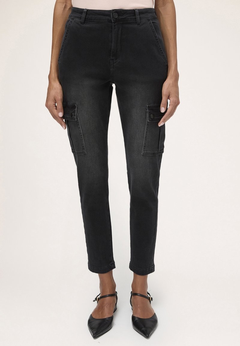 Svarta denim cargo-byxor med slim fit, raka ben, sidofickor och framknäppning. Har en blekt textur och minimal hårdvara.