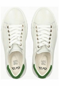 Zapatillas blancas de cuero con acabado texturizado, punta redonda y detalles verdes en el talón, que cuentan con ojales en tono dorado y cordones blancos.