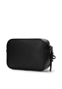 Černá obdélníková kožená kabelka přes rameno s zaoblenými okraji, se zipovým uzávěrem a odnímatelným popruhem s kovovými sponami na bílém pozadí.