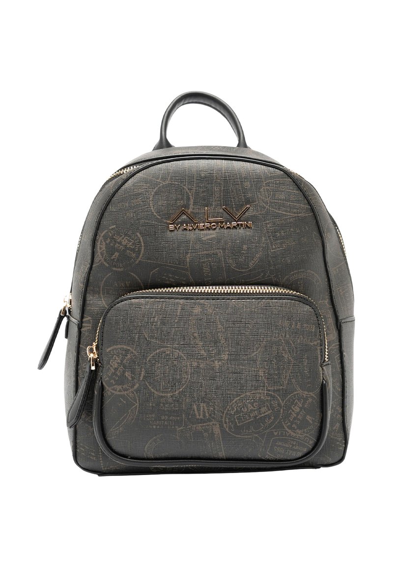 Zaino in materiale sintetico grigio scuro con motivi in rilievo a tema viaggio. Presenta una tasca frontale con zip e una maniglia superiore. Dettaglio logo in tono oro.