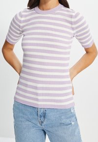 Kurzärmeliges, geripptes Strickoberteil in Lavendel mit weißen horizontalen Streifen, mit rundem Ausschnitt und figurbetonter Passform.