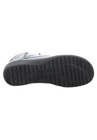 Chaussure en cuir noir avec une semelle en caoutchouc texturé comportant de profondes rainures pour une meilleure adhérence, et un logo embossé sur la zone du talon.