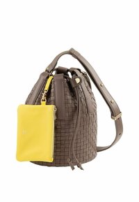Borsa a secchiello in pelle intrecciata marrone con una pochette gialla con zip e una tracolla. Presenta una chiusura con laccio e minuteria dorata.