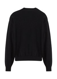 Suéter negro de cuello redondo, con hombros caídos y puños acanalados. Fabricado en un tejido suave con una textura lisa.