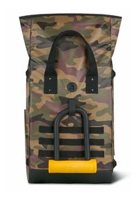 Zaino camouflage con spallacci neri, un lucchetto giallo e una superficie texturizzata. Presenta un design a apertura superiore e tasche laterali per lo stoccaggio.