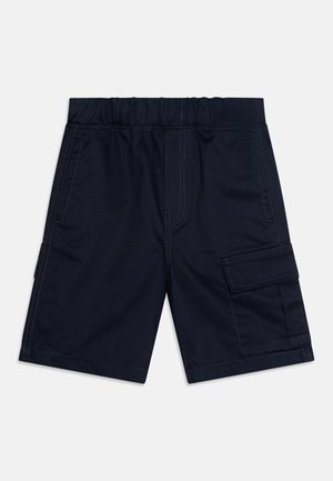 Short bleu marine avec taille élastique, poches latérales et une poche cargo à rabat sur la jambe droite, présenté à plat sur fond blanc.