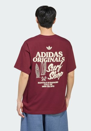adidas Originals, SURF SHOP GRAPHIC OVERSIZED TEE UNISEX - T-shirt imprimé - shadow red