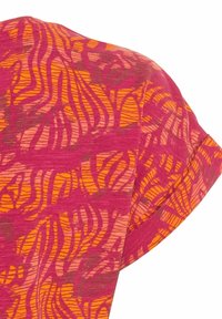 Top de manga corta con un vibrante patrón abstracto en rosa y naranja, fabricado en tela texturizada y con sutiles rayas.